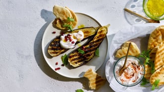 Aubergines et galettes sur le gril avec sauce au yogourt