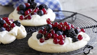 Meringue mit Rahm und Beeren