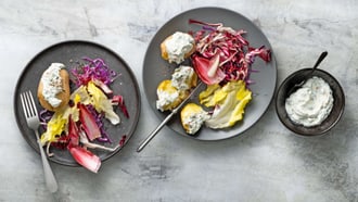 Patate lesse con quark alle erbe e insalata