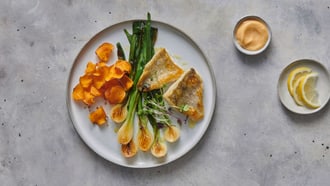Sandre avec oignons nouveaux et mayonnaise au sriracha