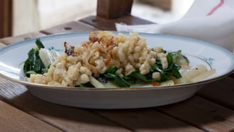 Knöpfli de pommes de terre sur lit de côtes de bette