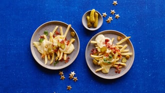 Frites avec fromage à raclette et lard