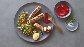 Vegi-Bratwurst mit Tomaten-Gurken-Salat