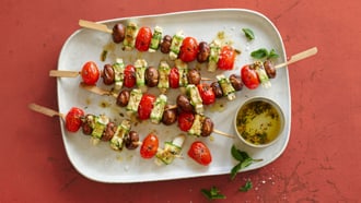 Champignons-Käse-Spiesse mit Gewürzmarinade