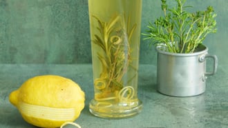 Aceto alle erbe con zeste di limone