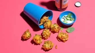 Zwiebel-Pakoras mit Gurkendip