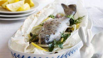Gedünsteter Saibling in Papillote