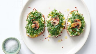 Pain grillé avec œuf, salade et champignons