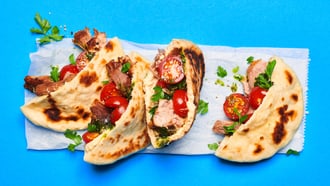 Pita mit Hummus und Pulled Pork