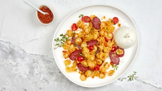 Salade de pâtes au salametti avec burrata