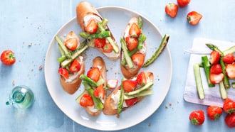 Crostini con asparagi e fragole