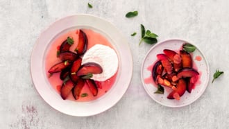 Marinierte Pflaumen mit Glace