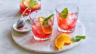 Hagebuttentee-Orangen-Wasser