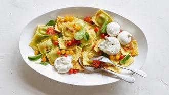 Ravioli con pomodori cherry e burrata