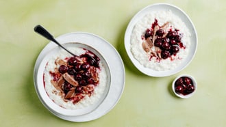 Schoggistängeli-Milchreis mit Kirschen