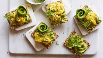 Toast à l'avocat avec œuf brouillé