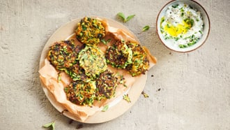 Zucchetti-Fritters mit Tzatziki