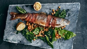 Speck-Saibling mit caramelisierten Spinat-Kichererbsen