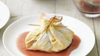 Portwein-Feigen im Strudelteigbeutel