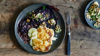 Gratin di patate con cavolo rosso al forno