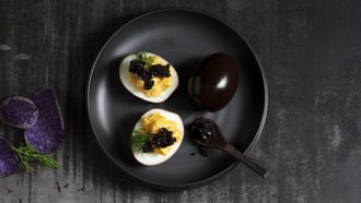 Uova sott'aceto con caviale