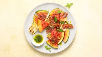 Grillierte Wassermelone mit Halloumi und Speck