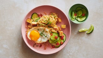 Pasta al tofu con uovo e insalata di cetriolo