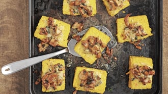 Tranches de polenta aux chanterelles