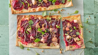 Tarte flambée alle barbabietole con pollo
