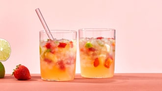 Mojito-Bowle mit Erdbeeren