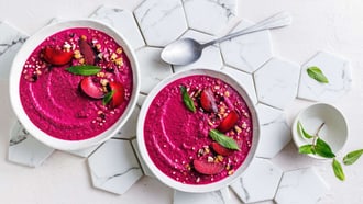 Smoothie bowl aux prunes et à la betterave rouge