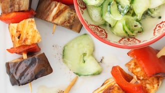 Brochettes de halloumi avec salade de concombre à la menthe