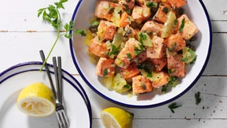 Lachsfiletwürfel mit Kapern