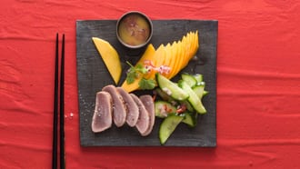 Tuna mit Mango, Gurke und Wasabi-Dressing
