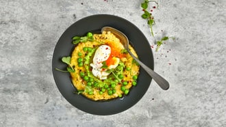 Erbsenpolenta mit pochiertem Ei