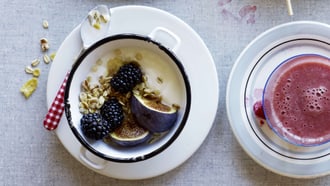 Joghurt mit Früchten und Müesli