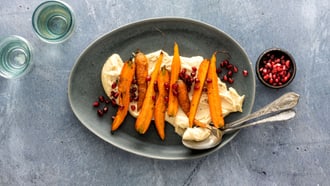 Carote al forno su letto di hummus