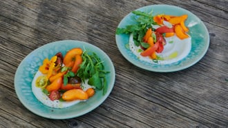 Chèvre frais avec salade abricots-tomates