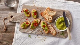 Crostini aux petits pois et au piment