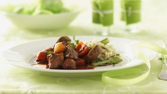 Lammwürfel mit Tomaten und Zwiebelchen
