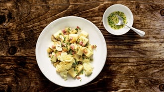 Salade de fromage avec marrons et champignons