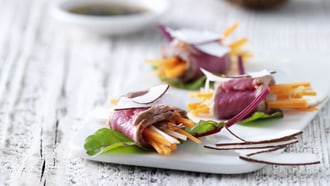 Tataki de bœuf avec légumes à l’asiatique et noix de coco