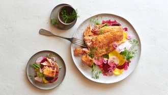 Salmone su insalata di barbabietole e mele