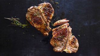 T-Bone-Steak mit Kräutern