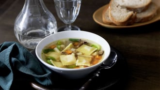 Quadrucci al Brasato in Gemüse-Steinpilz-Suppe
