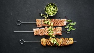 Spiedini alla griglia con salsa al cetriolo