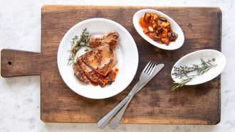 Côtelette de veau avec sauce tomate à l'aubergine
