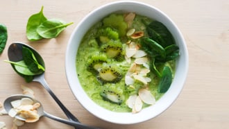 Smoothie bowl al kiwi e agli spinaci