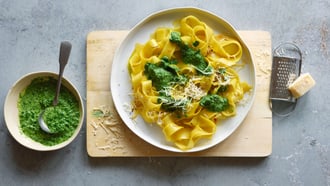 Tagliatelle allo zafferano con salsa agli spinaci
