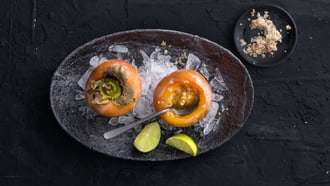 Geeiste Kaki mit Chili-Zucker